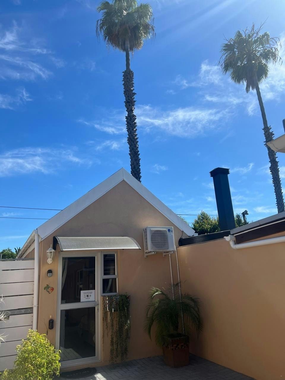 Entrance beneath the two palms